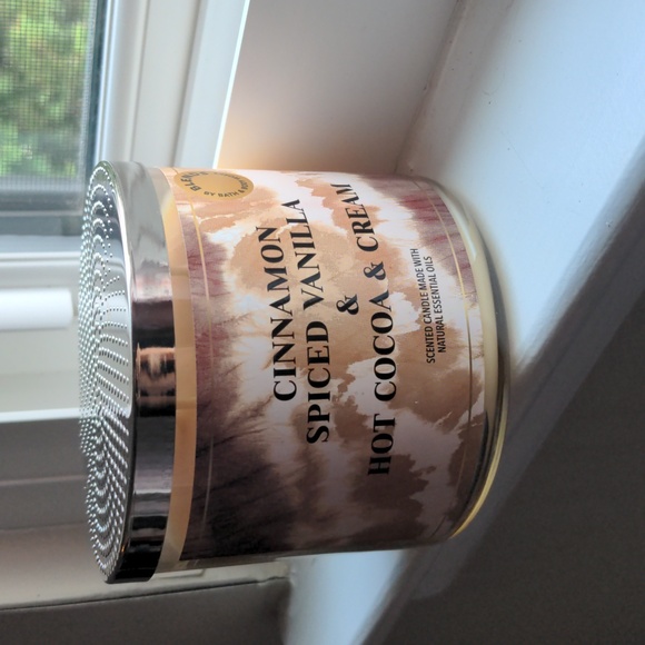 NIB 14.5 oz Bath and Body Works Candle "cinnamon spice vanilla and hot cocoa" - Picture 1 of 3